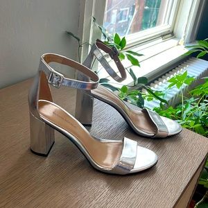 Like New - Banana Republic Silver metallic Pumps, Size 9
